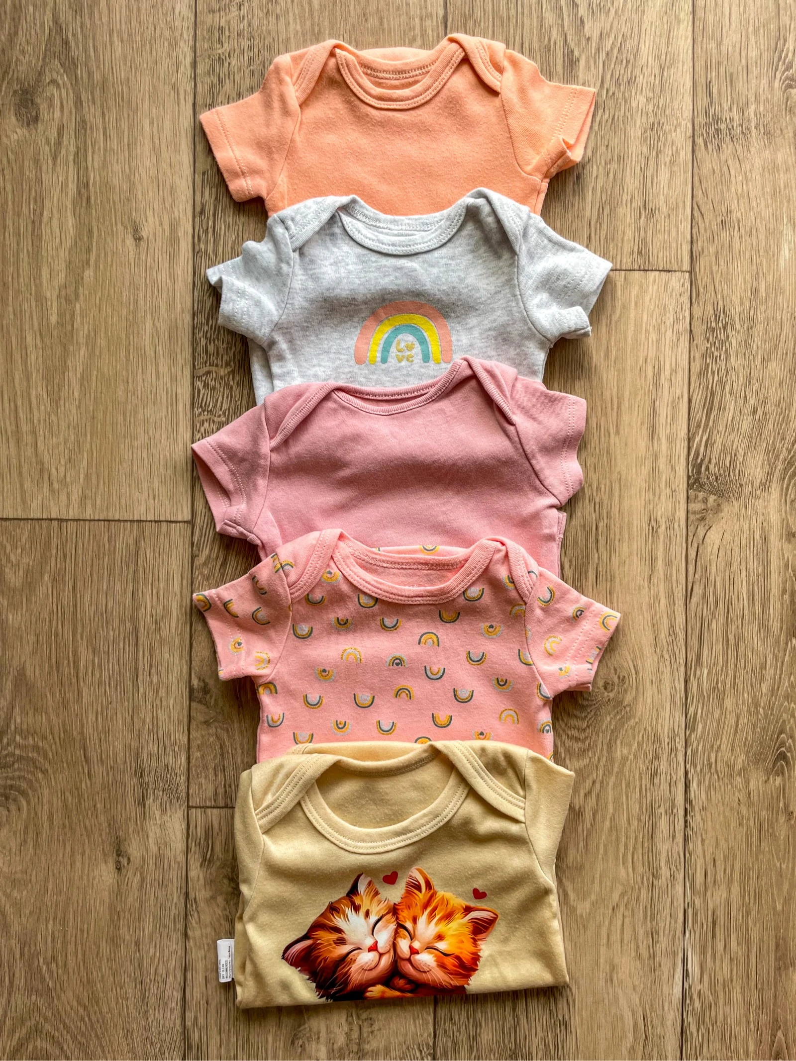 Lot bodys manches courtes rose, gris et beige taille 3 mois 